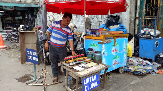 Nafendi Penjual Lintah di Pasar Jatinegara. (Foto: Ochi Amanaturrosyidah/kumparan)