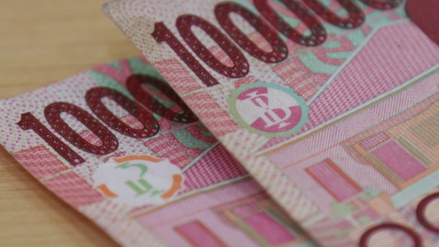 Dua logo berbeda dari uang 100 ribu. (Foto: Ridho Robby/kumparan)