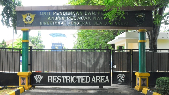 Pintu gerbang unit pelatihan anjing pelacak. (Foto: Kevin Kurnianto/kumparan)