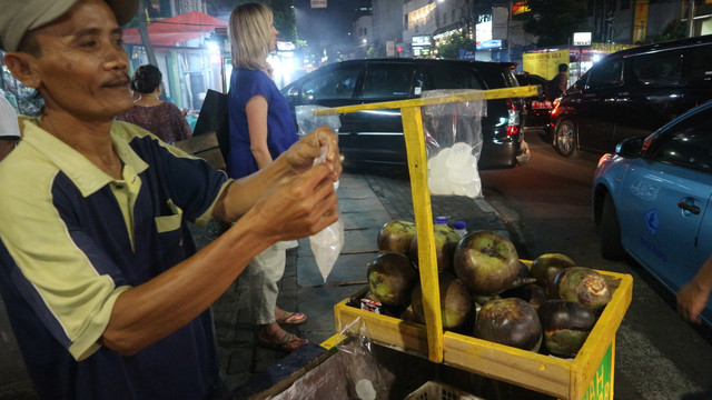 Penjual buah lontar (Foto: Jakarta Walking Tour)