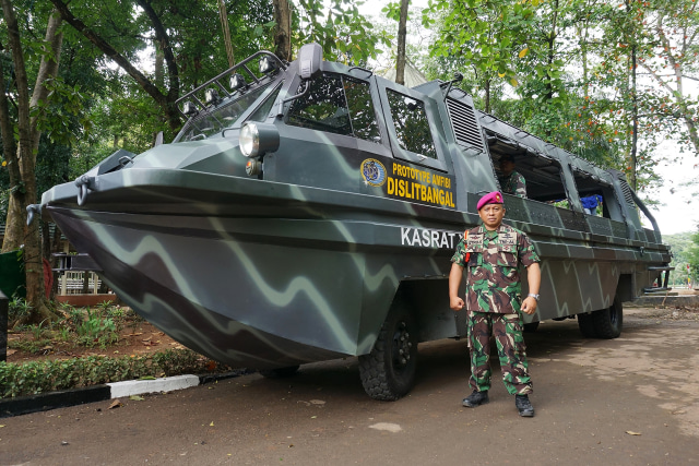 Letkol Mar Citro Subono di depan mobil amfibi. (Foto: Aditia Noviansyah/kumparan)