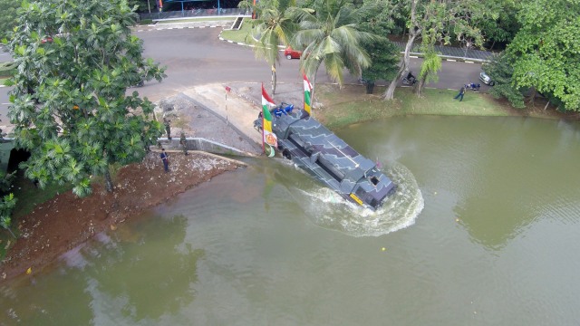 uji coba mobil amfibi mulai beraksi di danau. (Foto: Aditia Noviansyah/kumparan)