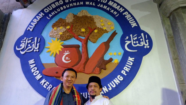 Ahok berziarah ke makam mbah priuk. (Foto: Tim Media Ahok Djarot)