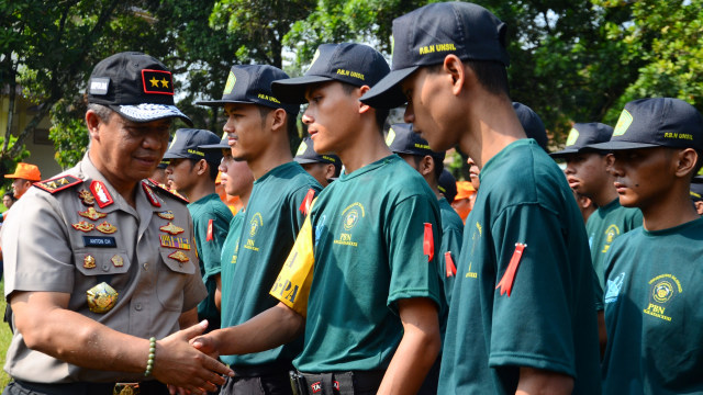 Kapolda Jabar menyalami mahasiswa. (Foto: Adeng Bustomi/Antara)