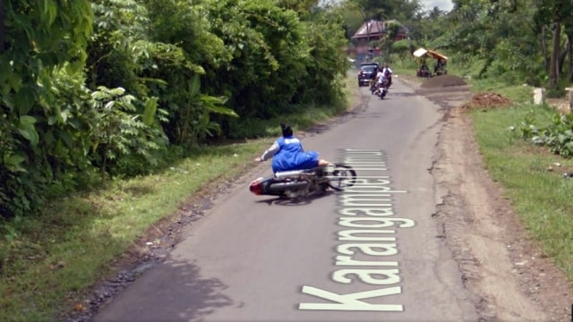 Seorang ibu jatuh dari motor. (Foto: Google Street View)