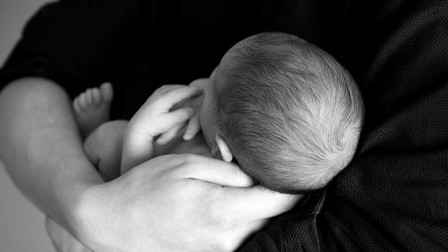 Menggendong bayi. (Foto: Pixabay/Jakobking85)
