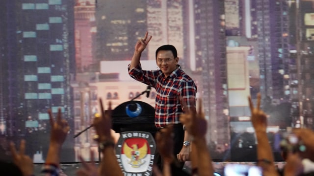 Agus mengacungkan dua jari dalam acara debat. (Foto: Aditia Noviansyah/kumparan)