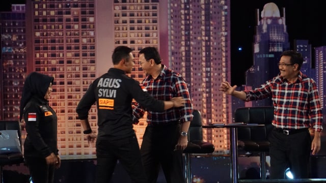 Agus-Sylvi bersalaman dengan Ahok-Djarot. (Foto: Aditia Noviansyah/kumparan)