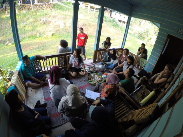 Berdialog dengan Ketua adat Kampung Cimanggu (Foto: Dok. Pribadi Wanderlust)