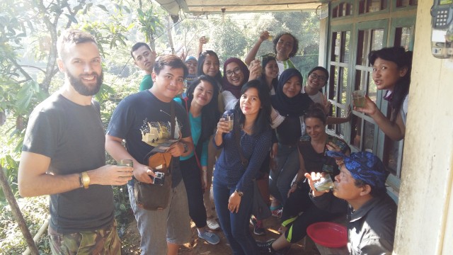 Wanderur menikmati gula aren. (Foto: Dok. Pribadi Wanderlust)