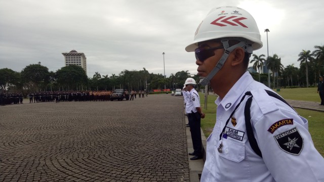 Satpam menjalani upacara HUT Satpam. Foto: Aldis Tannos/kumparan