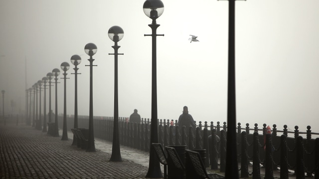 Kabut menyelimuti Albert Dock, Liverpool. (Foto: Getty Images)