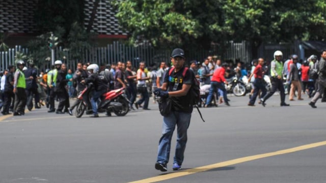 Aksi pelaku bom Thamrin (Foto: Veri Sanovri/reuters)