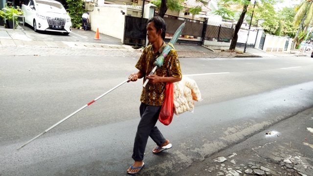 Irhama, pedagang kerupuk tunanetra (Foto: Aria Pradana/kumparan)