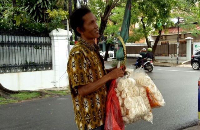 Irhama jual kerupuk seharga 13 ribu per bungkus. (Foto: Aria Pradana/kumparan)