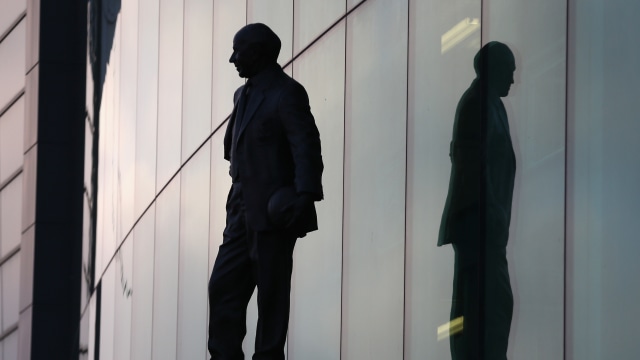 Patung Matt Busby di depan Old Trafford. (Foto: Clive Mason/Getty Images)