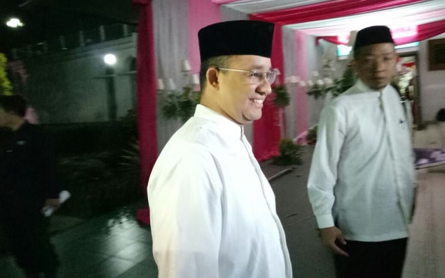 Anies Baswedan tiba di Masjid Al Azhar. (Foto: Fahrian Saleh/kumparan)