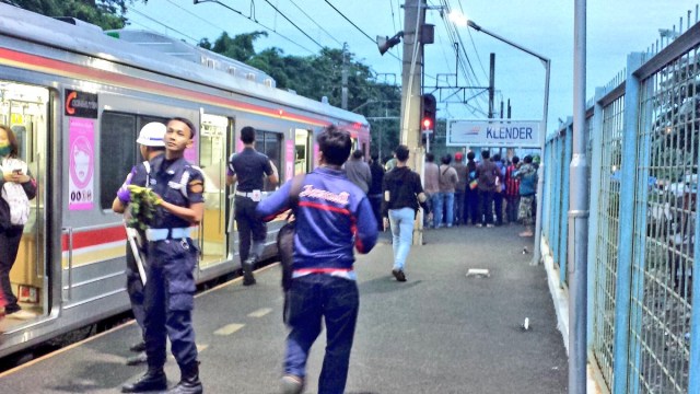 Tawuran antarwarga menghambat perjalanan KRL (Foto: Twitter @TMCPoldaMetro)