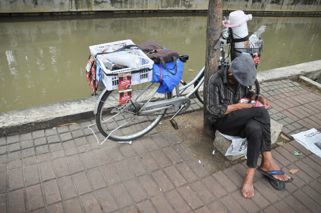 Mulyono, penjual kopi keliling. (Foto: Kevin Septhama/kumparan)
