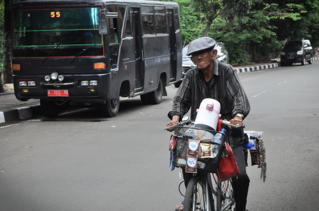 Mulyono, penjual kopi keliling. (Foto: Kevin Septhama/kumparan)