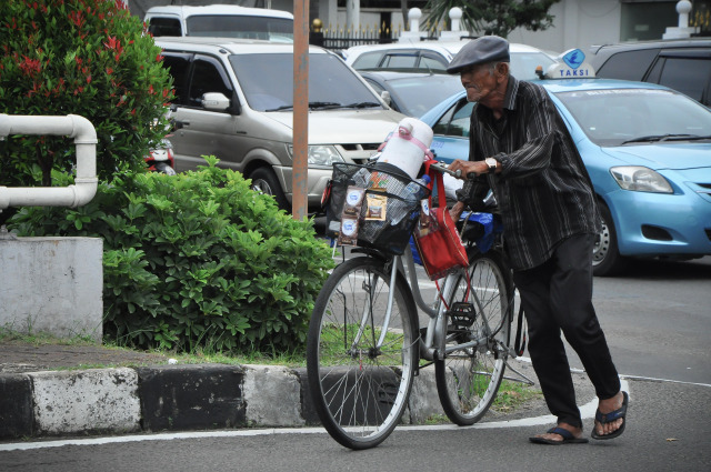 Mulyono, penjual kopi keliling. (Foto: Kevin Septhama/kumparan)
