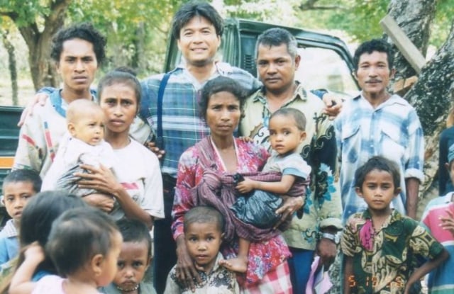 Budi Soehardi saat membantu pengungsi Timor Timur. (Foto: Dokumentasi pribadi Budi Soehardi)