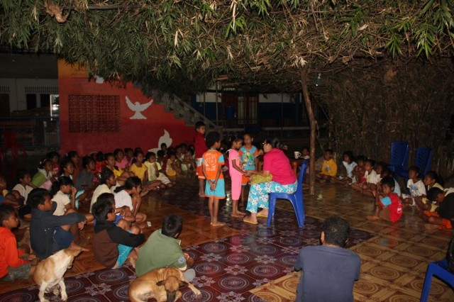 Peggy Soehadi dan anak-anak Panti Asuhan Roslin. (Foto: Dokumentasi pribadi Budi Soehardi)