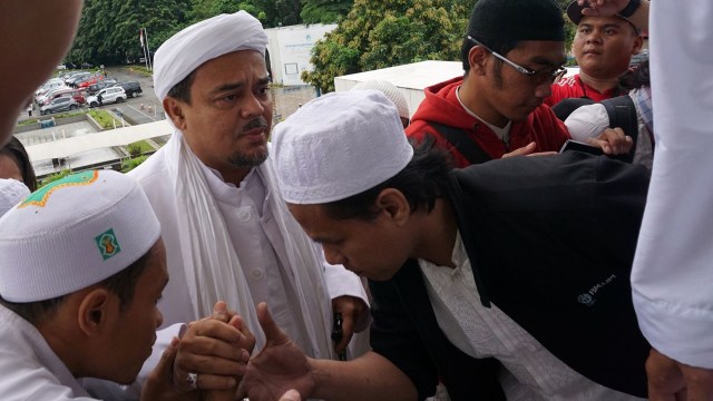 Pemuda berebut bersalaman dengan Rizieq Shihab. Foto: Aditia Noviansyah/kumparan