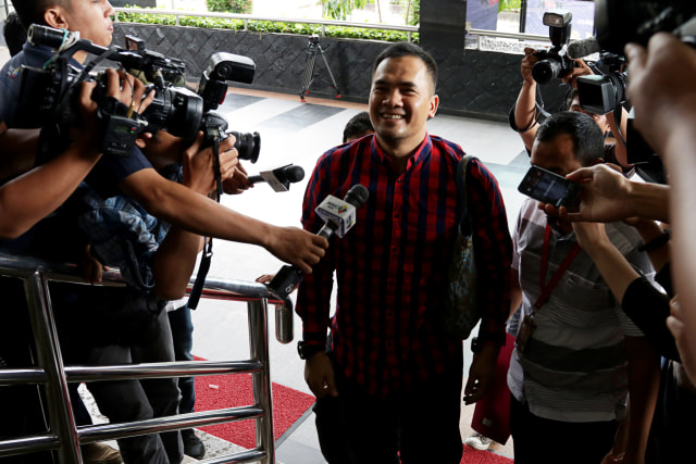 Tiba di KPK dengan senyuman. Foto: Fanny Kusumawardhani/kumparan