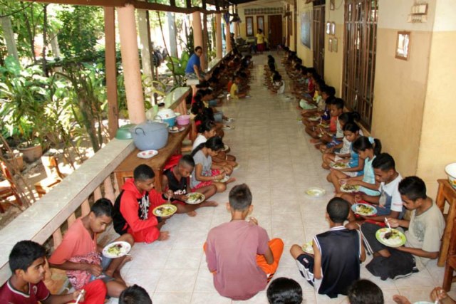 Anak-anak Panti Asuhan Roslin saat makan. (Foto: Dokumen pribadi Budi Soehardi)