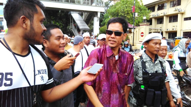 Juru bicara FPI Munarman saat diwawancara Foto: Aldis Tannos/kumparan