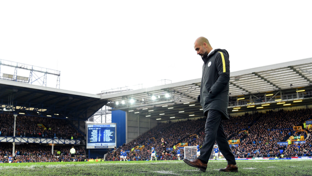 Guardiola tertunduk lesu. (Foto: Michael Regan/Getty Images)