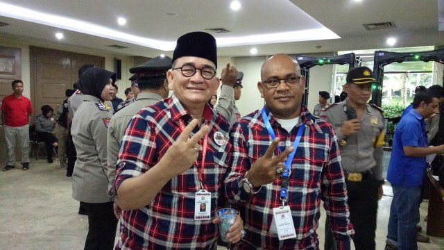 Bang Ruhut (kiri) menunggu kedatangan Ahok. Foto: Marcia Audita/kumparan