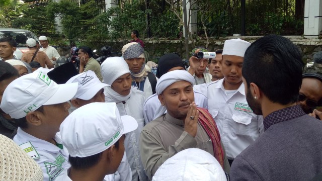 Habib Novel Bamukmin di area sidang Ahok. (Foto: Aria Pradana/kumparan)