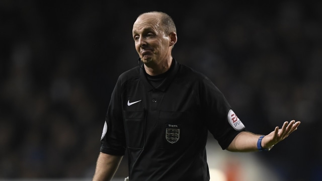 Mike Dean degradasi ke Divisi Championship (Foto: Toby Melville/ Reuters)