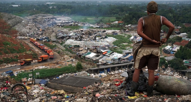 Pemandangan dari atas tumpukan sampah. Foto: Aditia Noviansyah/kumparan