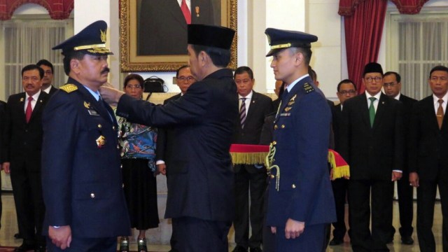 Pelantikan KSAU Hadi Tjahjanto oleh Presiden. (Foto: Yudhistira Amran Saleh/kumparan)