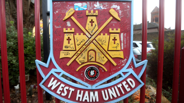 Logo lama West Ham. (Foto: Charlie Crowhurst/Getty Images)