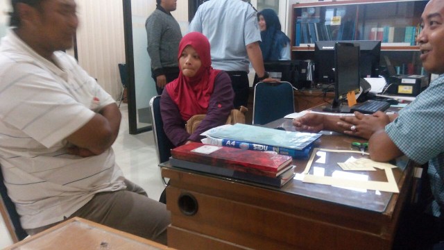 WN Malaysia (tengah) yang memiliki KTP WNI (Foto: Dokumentasi Imigrasi)