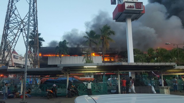 Damkar masih berusaha memadamkan api (Foto: Pusdalops Petugas Kesiapsiagaan Bencana Dinsos DKI Jakarta)