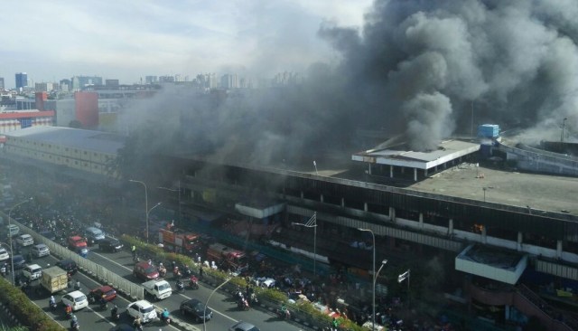 Kemacetan terjadi di depan lokasi kebakaran. (Foto: Aditia Noviansyah/kumparan)