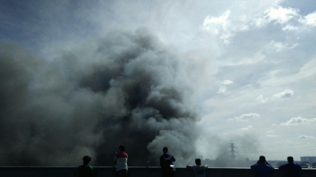 Asap hitam menyelimuti area kebakaran. (Foto: Aditia Noviansyah/kumparan)