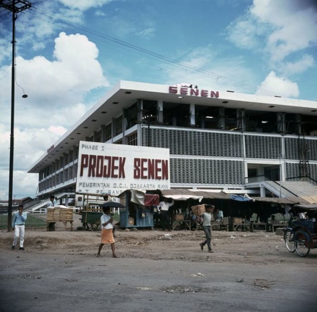 Pasar Senen di era Ali Sadikin. (Foto: Wikimedia Commons)