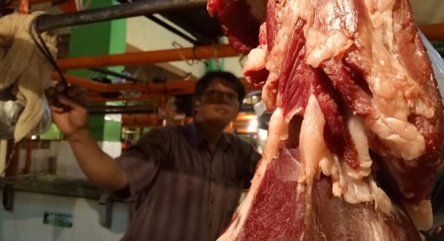 Daging kerbau impor tiba di Pasar Jatinegara. Foto: Novan Nurul Alam/kumparan