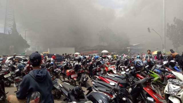 Putaran balik Jl Letjen Suprapto jadi lahan parkir (Foto: Anggi Dwiki Darmawan/kumparan)