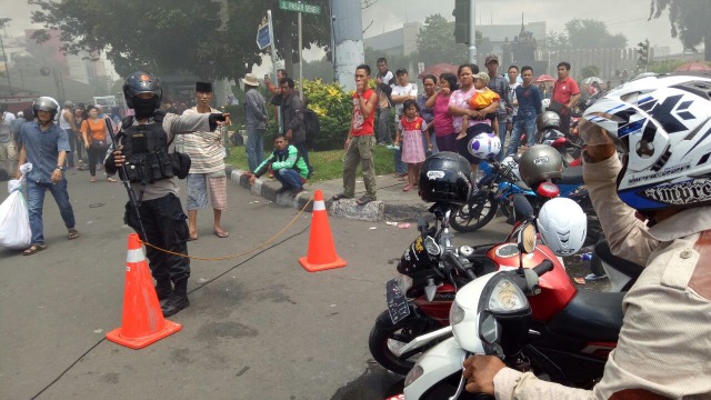 Polisi berjaga-jaga di sekitaran Pasar Senen. (Foto: Anggi Dwiky/kumparan)
