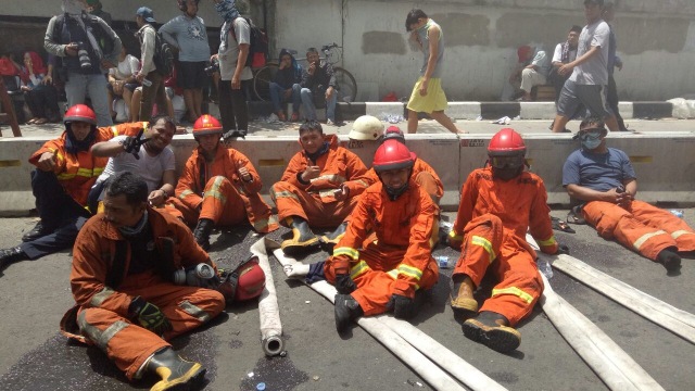 Petugas pemadam kebakaran melepas lelah sejenak (Foto: Nikolaus Harbowo/kumparan)