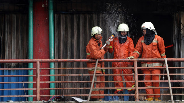 Petugas damkar melawan api kebakaran Pasar Senen. (Foto: Fanny Kusumawardhani/kumparan)