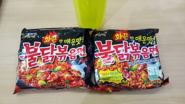 Samyang biasa dan samyang berlogo halal (kanan). (Foto: Sari Kusuma Dewi/kumparan)
