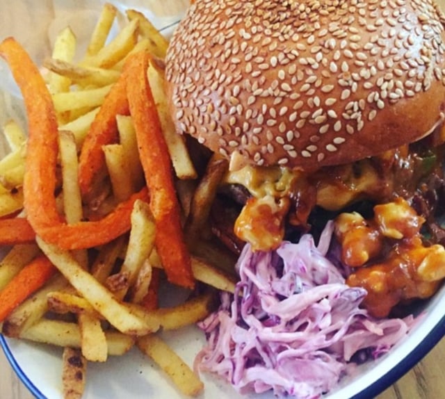 Burger Popcorn karya Nolita Cantina. (Foto: Instagram/@fatsmeupannie)